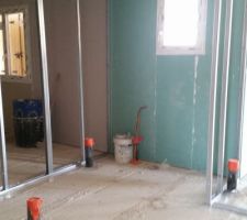 Après 3 mois d'arrêt, les travaux ont enfin repris !!! 
Côté intérieur les cloisons sont entrain d'être montées !!! On se rend mieux compte des pièces. Néanmoins j'ai l'impression que tout est petit.... J'espère que c'est qu'une impression...