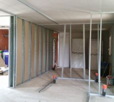 Après 3 mois d'arrêt, les travaux ont enfin repris !!! 
Côté intérieur les cloisons sont entrain d'être montées !!! On se rend mieux compte des pièces. Néanmoins j'ai l'impression que tout est petit.... J'espère que c'est qu'une impression...