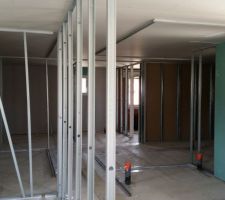 Après 3 mois d'arrêt, les travaux ont enfin repris !!! 
Côté intérieur les cloisons sont entrain d'être montées !!! On se rend mieux compte des pièces. Néanmoins j'ai l'impression que tout est petit.... J'espère que c'est qu'une impression...