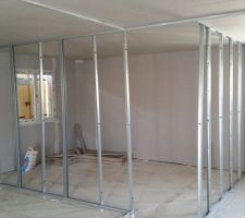 Après 3 mois d'arrêt, les travaux ont enfin repris !!! 
Côté intérieur les cloisons sont entrain d'être montées !!! On se rend mieux compte des pièces. Néanmoins j'ai l'impression que tout est petit.... J'espère que c'est qu'une impression...
