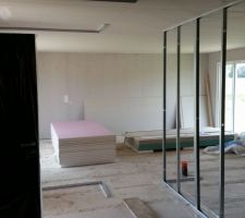 Après 3 mois d'arrêt, les travaux ont enfin repris !!! 
Côté intérieur les cloisons sont entrain d'être montées !!! On se rend mieux compte des pièces. Néanmoins j'ai l'impression que tout est petit.... J'espère que c'est qu'une impression...