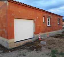 Préparation autour de la maison pour mettre en place de l'enduit imperméabilisant