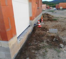 Préparation autour de la maison pour mettre en place de l'enduit imperméabilisant