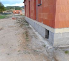 Préparation autour de la maison pour mettre en place de l'enduit imperméabilisant