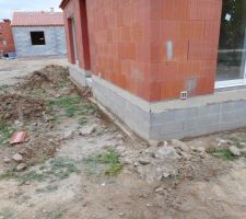 Préparation autour de la maison pour mettre en place de l'enduit imperméabilisant
