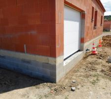 Préparation autour de la maison pour mettre en place de l'enduit imperméabilisant