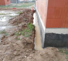 Piscine autour des fondations sur la partie Sud et Ouest de la maison