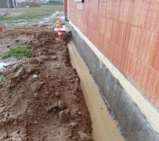 Piscine autour des fondations sur la partie Sud et Ouest de la maison