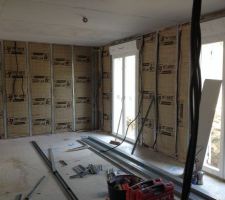 Pose de la laine de verre pour l'isolation des murs intérieurs