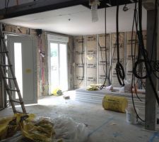 Pose de la laine de verre pour l'isolation des murs intérieurs et plafond en placo plâtre