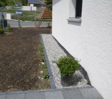 Clôture au nord et à l'ouest et trottoir sur ces 2 côtés également, terrasse en dalle béton