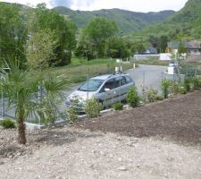 Clôture au nord et à l'ouest et trottoir sur ces 2 côtés également, terrasse en dalle béton, gazon semé sur cette même moitié du jardin