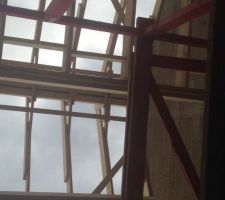 Charpente en cours - vue de l'interieur sous le futur escalier