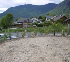Arrondi au sud-ouest où nous avons construit un mur de 4 agglos au sud pour finir à 0 à l'Ouest afin de faire plat (rattraper le niveau) avec plantation de haie et du palmier !