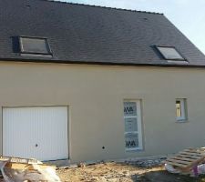 Enduit extérieur Ok ! Il manque la peinture entre les fenêtres qui sera fait en fin de chantier