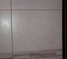 Voici notre choix presque définitif pour la faience tour de douche de notre salle d'eau (mixe des deux type de carreaux)