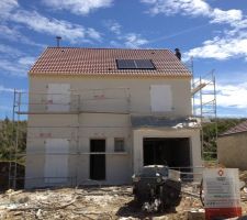 Enduit gratté extérieur en cours sur la façade avant