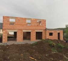 Façade arrière de la maison prise du fond du jardin