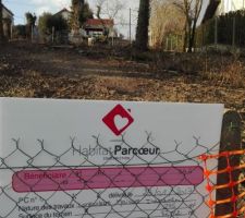 Affichage du panneau du permis de construire sur le terrain