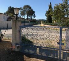 Vue de l'environnement, entr&eacute;e du terrain