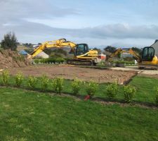 D&eacute;but du chantier avec le terrassement le 22 avril 2016. Le permis de construire a &eacute;t&eacute; obtenu le 27 novembre 2015. Il est obligatoire d' attendre 3 mois avant de commencer les travaux. Le chantier aurait pu commencer le 27 mars 2016 date o&ugrave; j'ai sign&eacute; le contrat d&eacute;finitif avec le versement du premier acompte. J'ai demand&eacute; une livraison pour le 27 mars 2017, la maison sera livr&eacute;e le 26 avril 2017. C'est une maison de 49 m&sup2; ! Le terrassement se d&eacute;roulera sans probl&egrave;me, c'est le m&ecirc;me ouvrier de chez Kervran qui interviendra en fin de chantier pour la r&eacute;alisation de l'&eacute;coulement des eaux de pluie. Un travail de qualit&eacute;, j'aurai aim&eacute; en dire autant pour tous les intervenants.