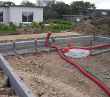 Passage des gaines, des évacuations d'eau et de l'aération pour le poêle à granulés. Je constaterai plus tard que l'aération du poêle à granulés débouche à 50 cm du mur au milieu de la salle et pas en dessous du poêle. Les sorties de 100mm en PVC pour la douche et le lavabo débouchent dans les WC. Il faudra donc prolonger ces évacuations avec un coude en 32 mm ou 38 mm pour les faire arriver au bon endroit ce qui n'est pas recommandé du tout. Cela peut entrainer des bouchons, ces réductions de diamètre dans la chappe sont à éviter absolument! Ne parlons pas de l'aération de poêle une réduction de diamètre la rend complètement inefficace.