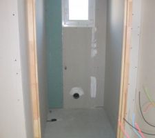 Sortie de lavabo et de douche dans WC avec coudes !