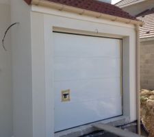 Porte de garage avec contour