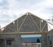 Cette fermette et d'autres livrées depuis 2 semaines n'ont pas les bonnes dimensions. Le chantier est interrompu.