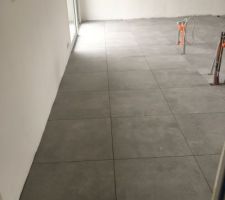 Pose du carrelage en 60x60 dans la salle de vie aujourd'hui.