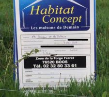 Le voilà, enfin ! Le panneau est posé sur le terrain.