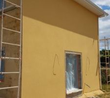 La façade avec le crépi gratté jaune pollen... c'est pas terminé il manque le modénature