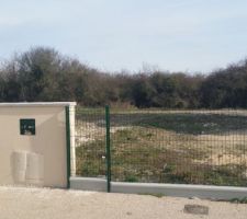 Vue du terrain de 300m2 depuis la rue
Viabilisation effectuée par le lotisseur.