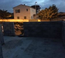 Elévation des murs (passage de nuit sur le terrain)