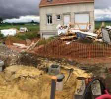Viabilisation en cours, les rendez vous avec la Saur (fournisseur d'eau) et Sicae (Electricité) sont pris.