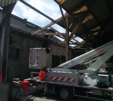 Démolition d'une partie du hangar extérieur qui est accolé à la maison