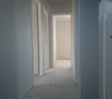 Couloir de l'étage donnant accès aux 2 chambres, coin bureau, salle de bain et WC