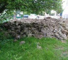 Que faire ?? nous payons pour l'enl&egrave;vement des terres et je vois ce monticule de terre .... c'est moche