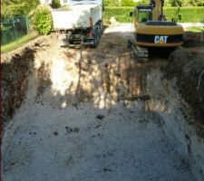 Excavation en cours (à peu près au tiers des travaux) - on voit la vue qu'on aura, le camion et la pelleteuse donnent une idée de la profondeur des excavations.