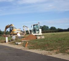 Mise en place de l'eau ,et derrière la pelleteuse  pour le terrassement yessssssssssssss.le top de synnchro (pas fait exprès