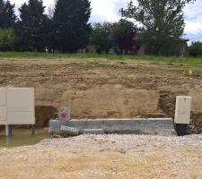 Le compteur d'eau (sur la droite) qui se trouve en plein milieu de notre future allée de garage.