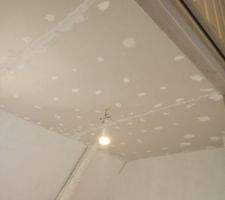 Rebouchage des trous de vis dans le placo du plafond