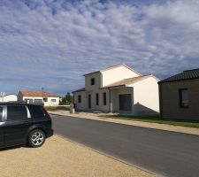 Lundi 22 Mai : Le façadier a travaillé toute la journée pour finir la maison !
Y a pas à dire, c'est quand même mieux comme ça !