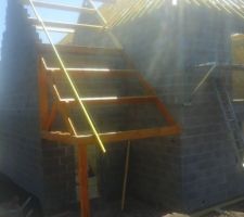 sa avance gentiment, photo prise ce midi la hauteur de la maison et la taille des différente toiture prenne du temps