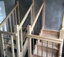 Escalier hévéa à gauche avec la rambarde en bois/métal se trouvant sur le côté droit de l'escalier hévéa