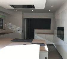 Cuisine en Alphalack blanc et plans de travail en bois