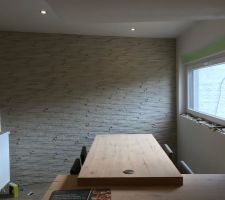 Cuisine en blanc laqu&eacute; avec tous les plans de travail en bois
Electros AEG