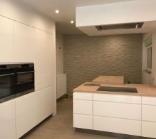 Cuisine en blanc laqué avec tous les plans de travail en bois
Electros AEG