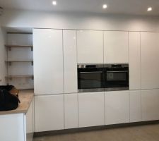 Cuisine en blanc laqué avec tous les plans de travail en bois
Electros AEG