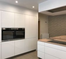 Cuisine en blanc laqué avec tous les plans de travail en bois
Electros AEG